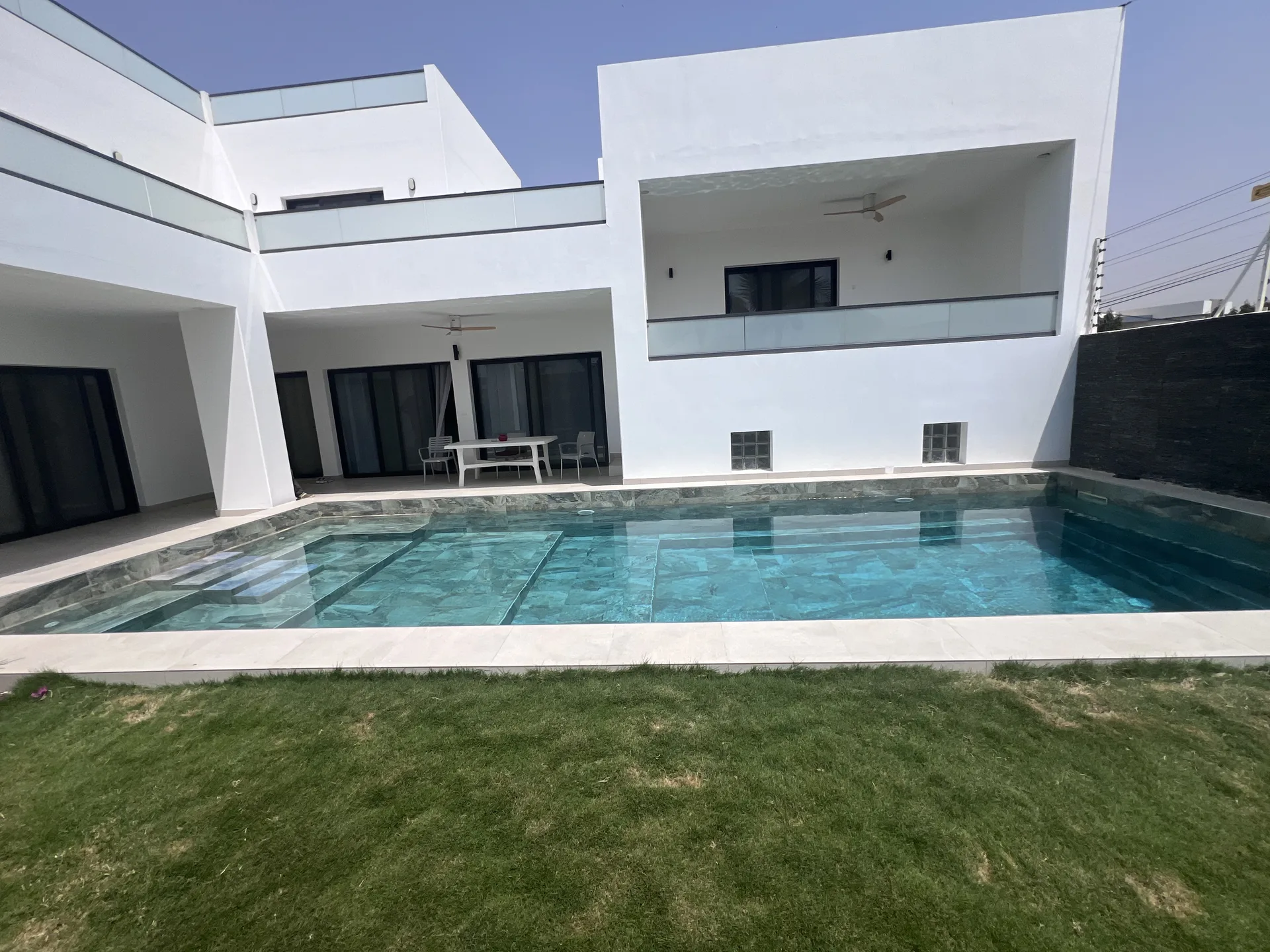Une villa moderne de 5 chambres, située à Ngaparou en 3e position de la plage