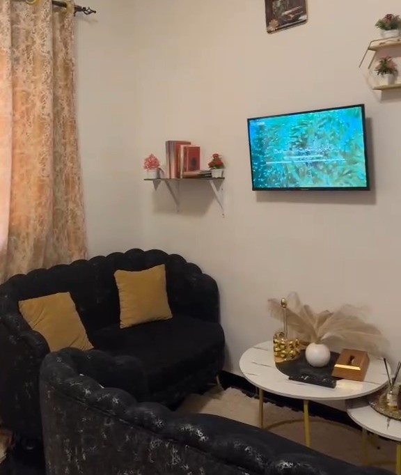 Mini studio meublé à louer à Ouest Foire – 2e étage
